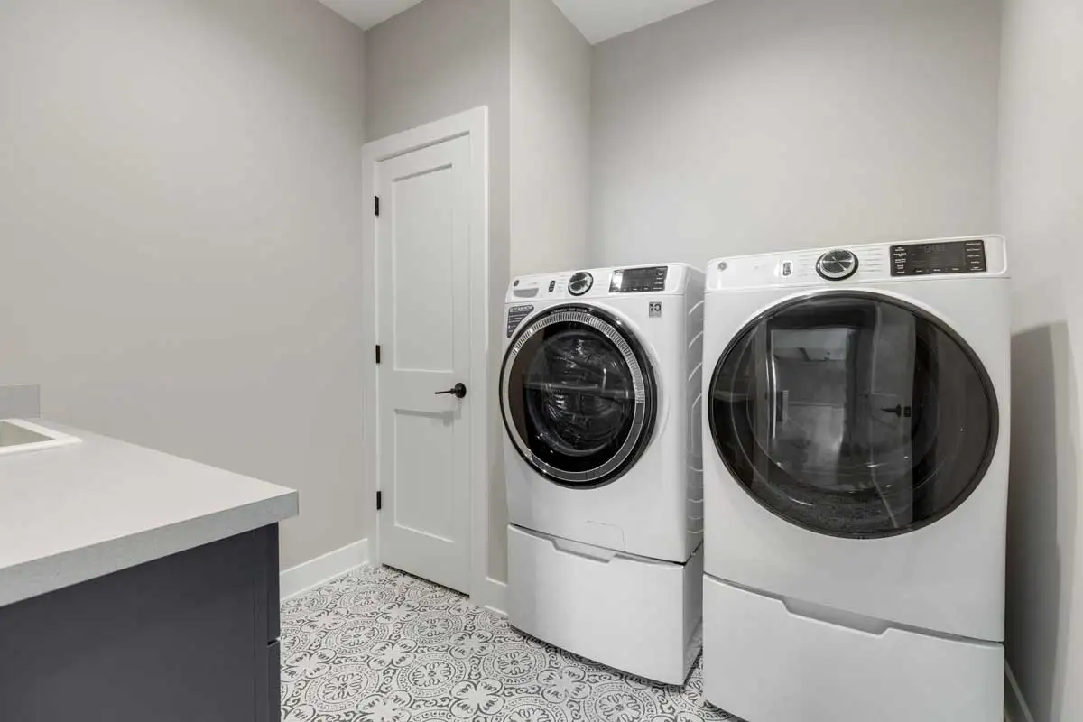 Custom_Home_Laundry-Rooms.functional-4.webp
